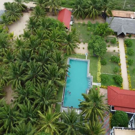 Nn Beach Resort & Spa Nilaveli Exteriör bild