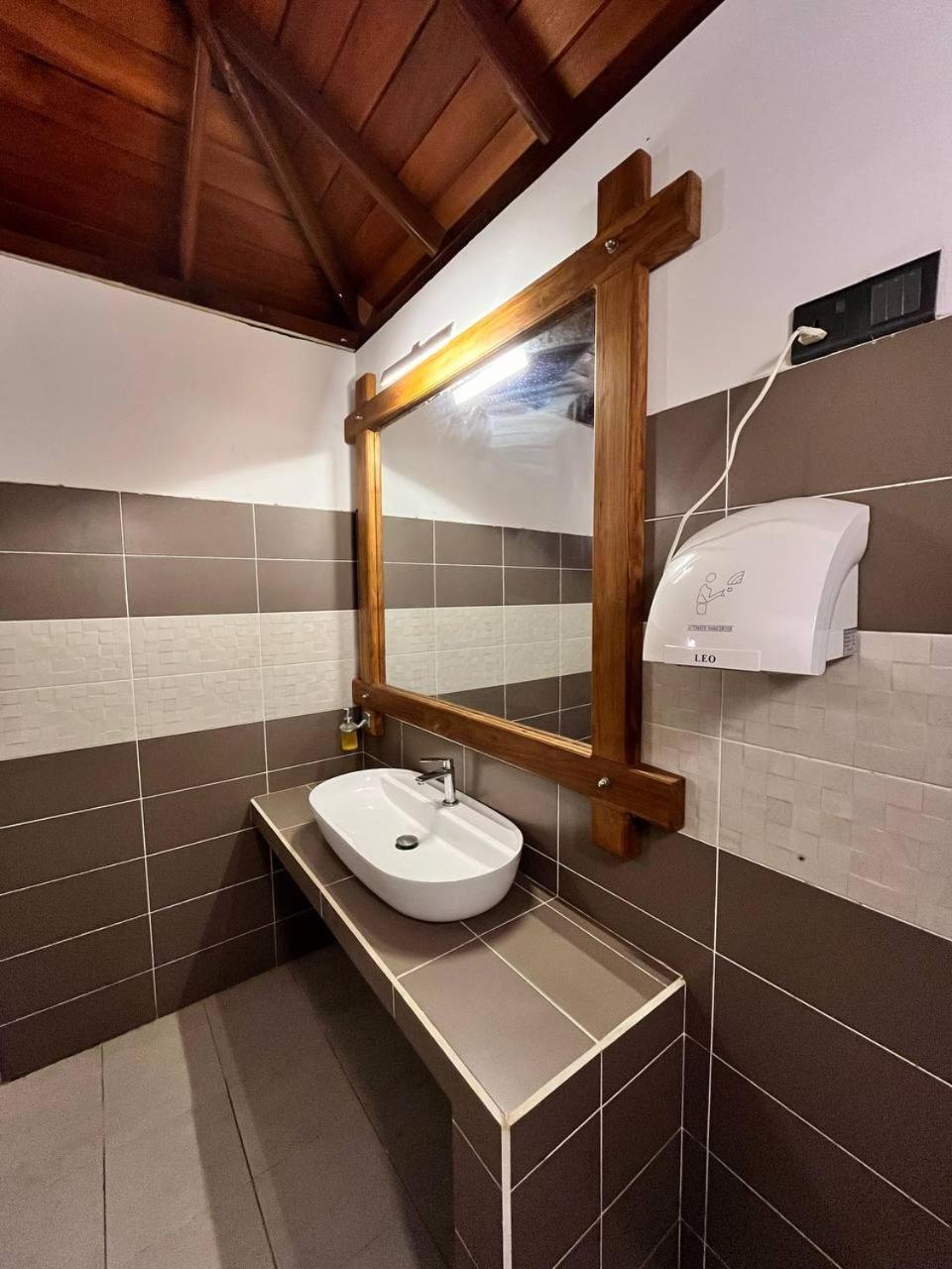 Nn Beach Resort & Spa Nilaveli Exteriör bild
