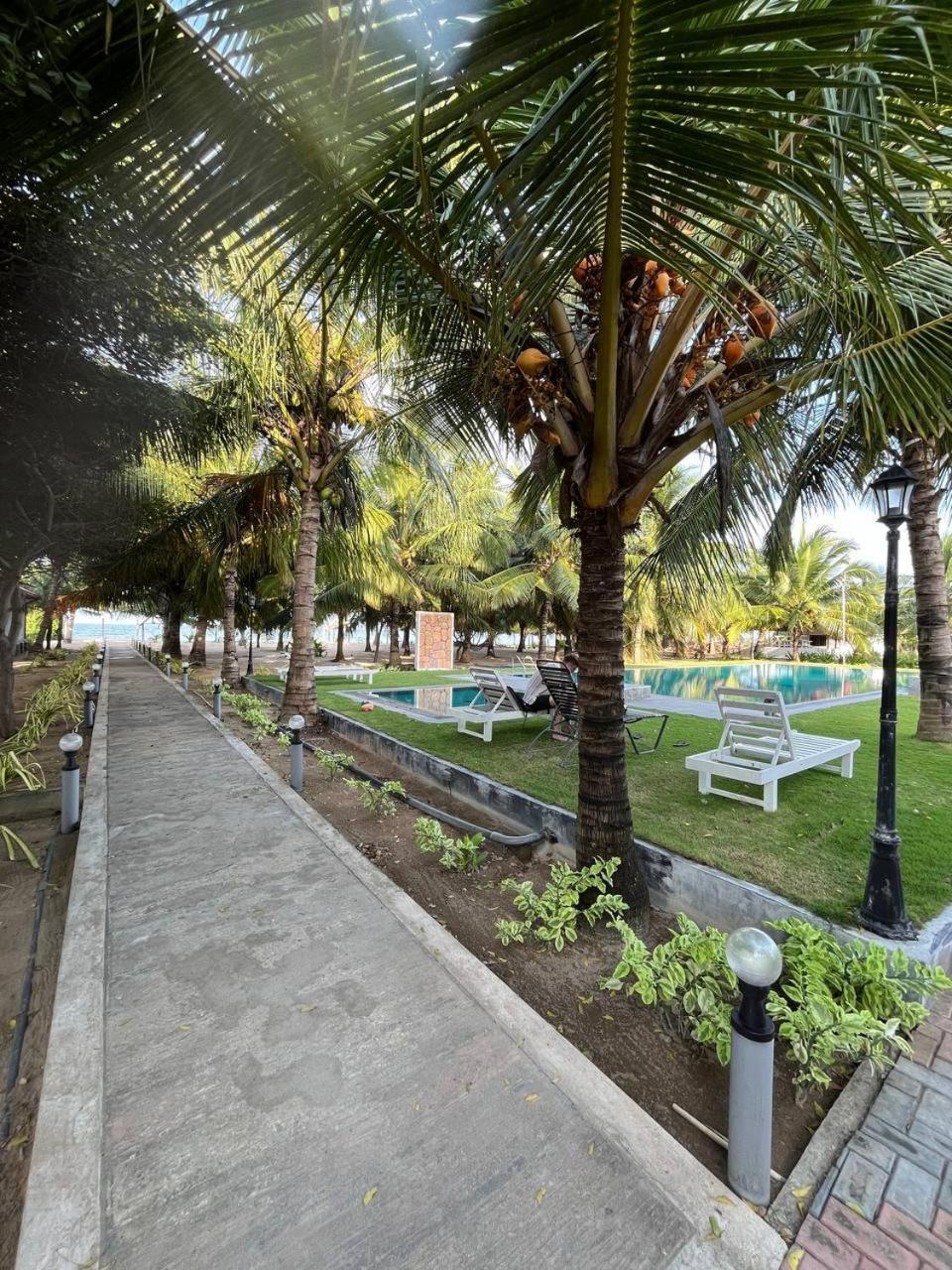 Nn Beach Resort & Spa Nilaveli Exteriör bild