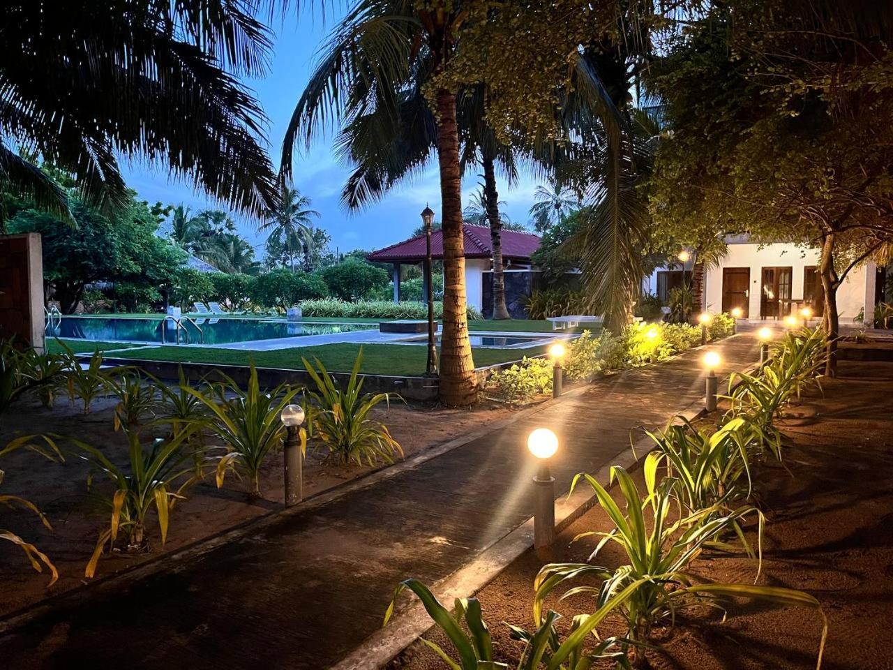 Nn Beach Resort & Spa Nilaveli Exteriör bild