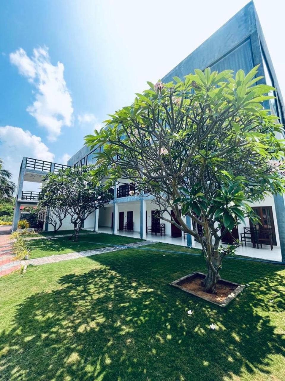 Nn Beach Resort & Spa Nilaveli Exteriör bild