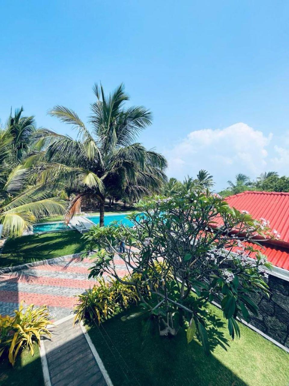 Nn Beach Resort & Spa Nilaveli Exteriör bild